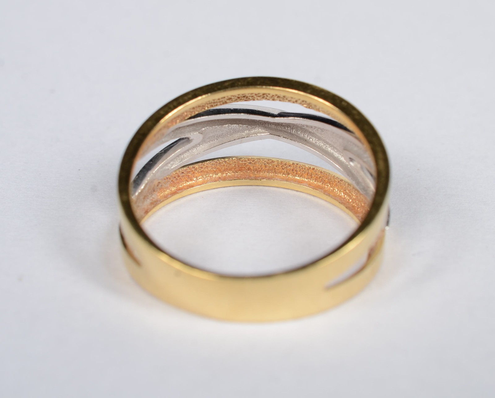 Anel de ouro 18 k., e ouro branco, feitio trançado e vasados. aro 16... - foto 4 de 7
