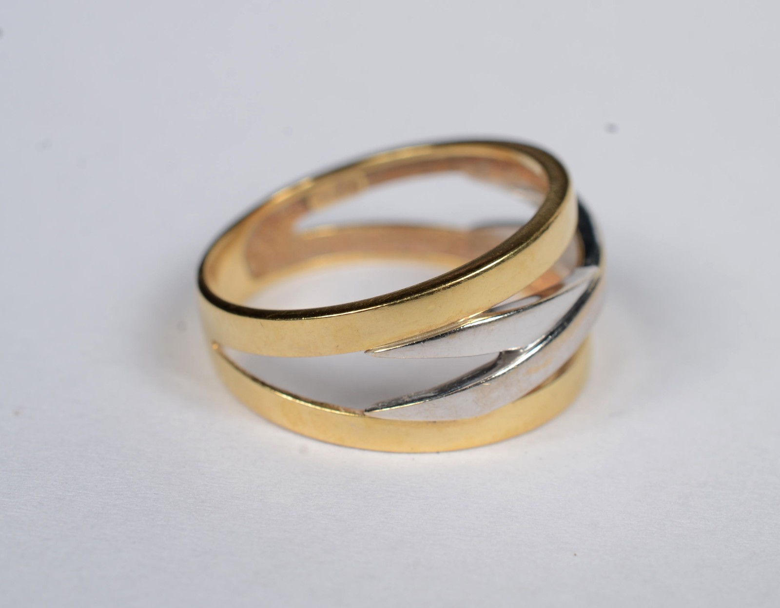 Anel de ouro 18 k., e ouro branco, feitio trançado e vasados. aro 16... - foto 5 de 7