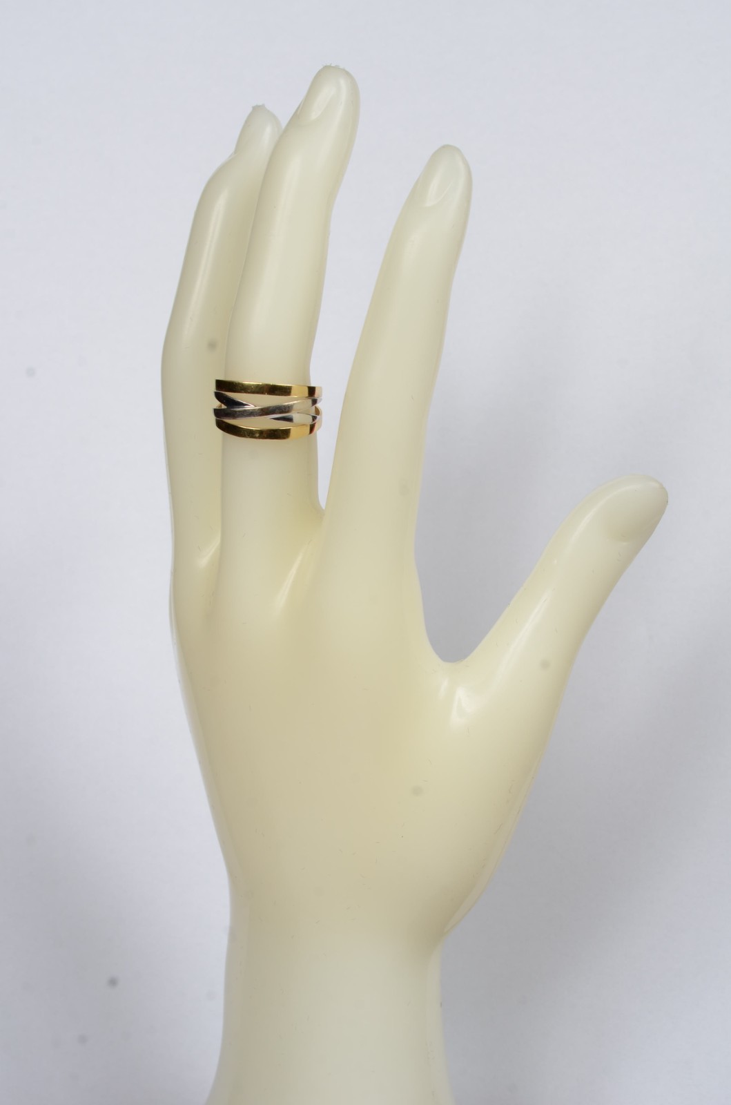 Anel de ouro 18 k., e ouro branco, feitio trançado e vasados. aro 16... - foto 6 de 7