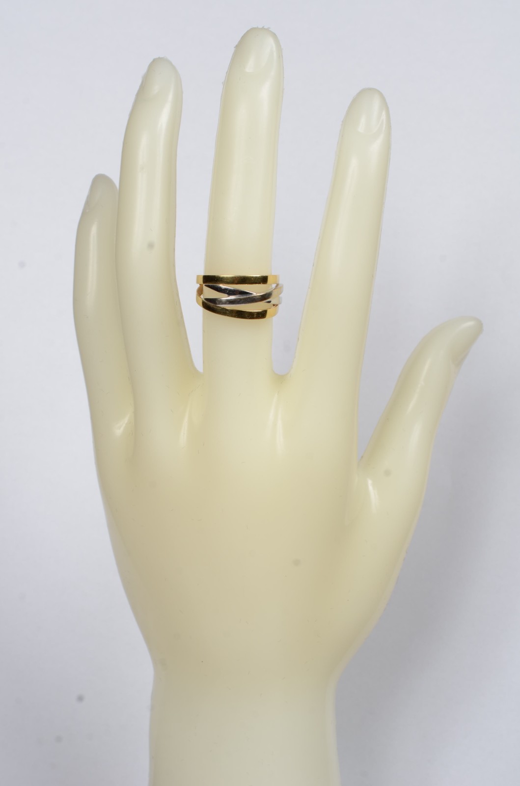 Anel de ouro 18 k., e ouro branco, feitio trançado e vasados. aro 16... - foto 7 de 7
