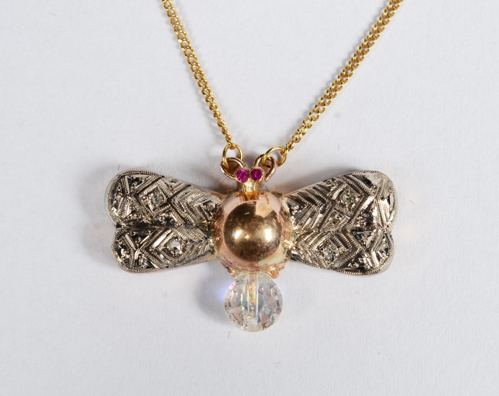 Colar com pendente de ouro 18 k., feitio abelinha com brilhantes nas... - foto 1 de 7