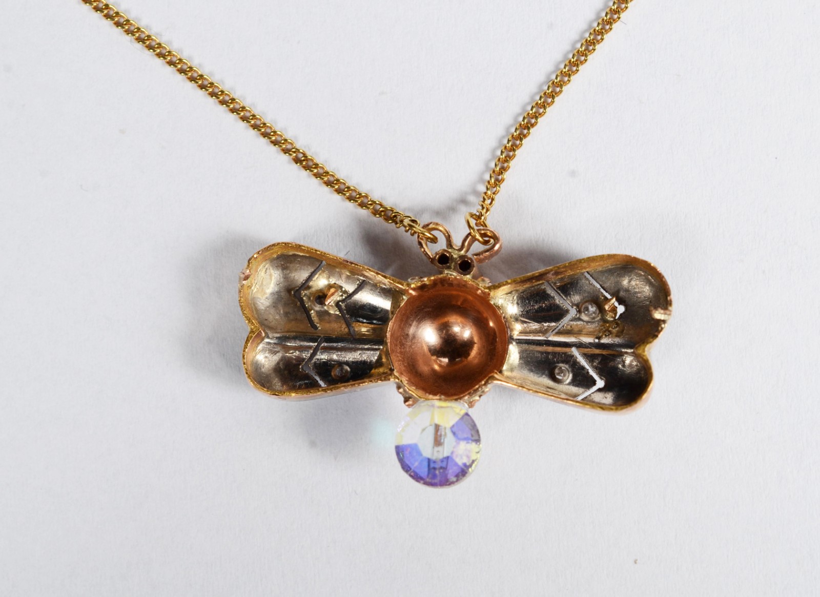 Colar com pendente de ouro 18 k., feitio abelinha com brilhantes nas... - foto 2 de 7