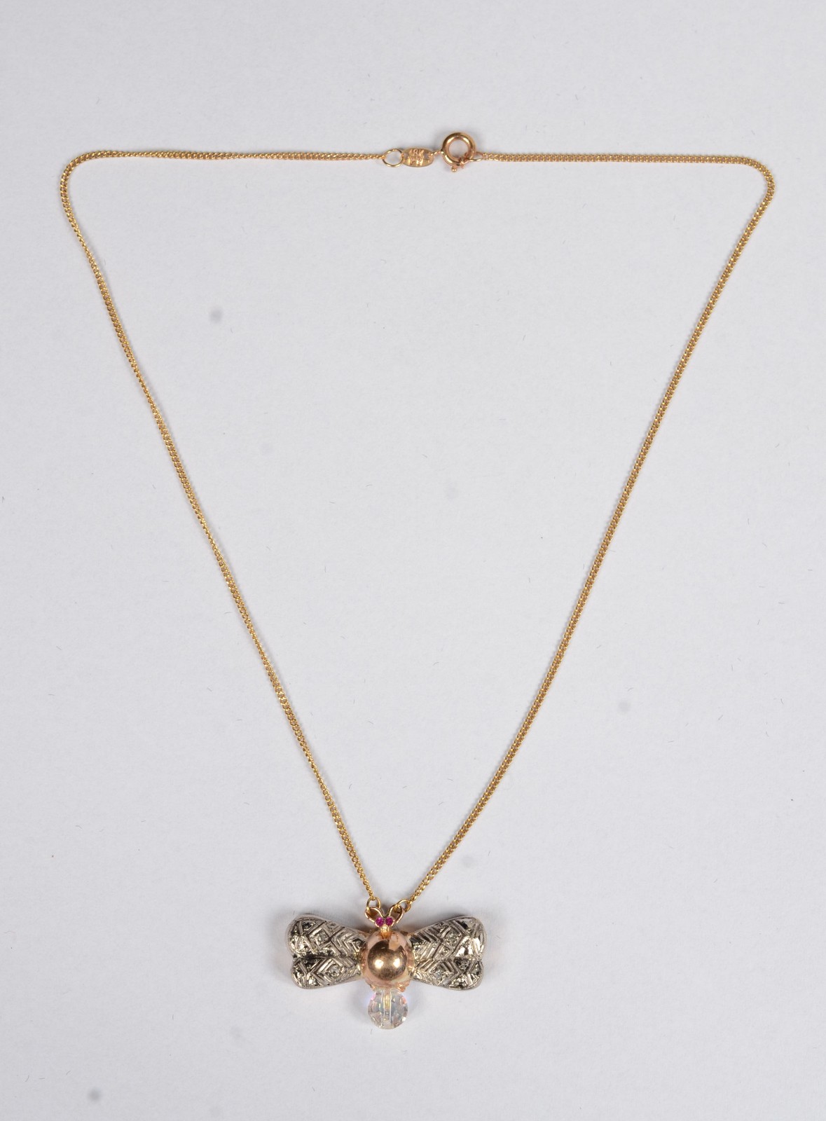 Colar com pendente de ouro 18 k., feitio abelinha com brilhantes nas... - foto 3 de 7