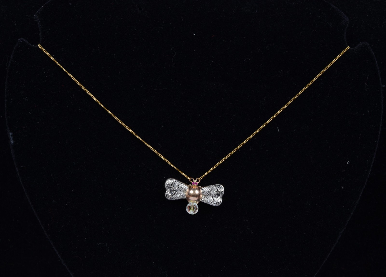 Colar com pendente de ouro 18 k., feitio abelinha com brilhantes nas... - foto 6 de 7