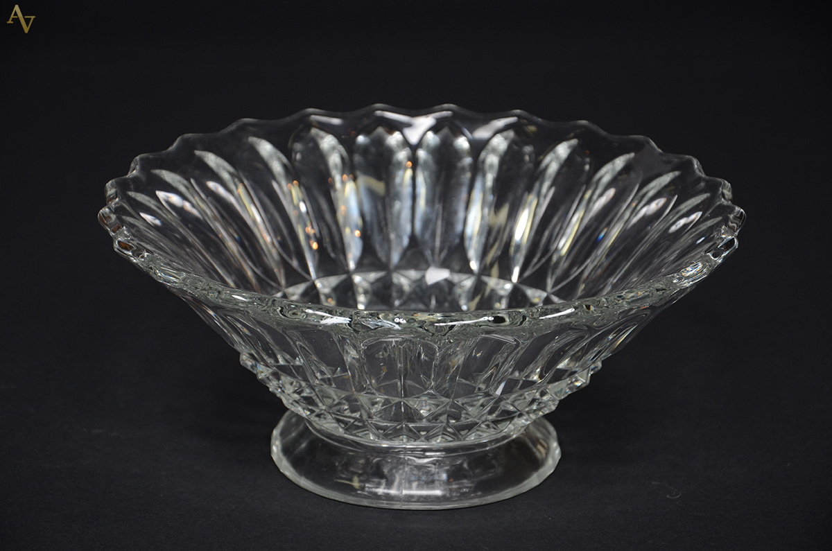 Fruteira demi cristal. Diâmetro 27 cm e altura 12 cm.