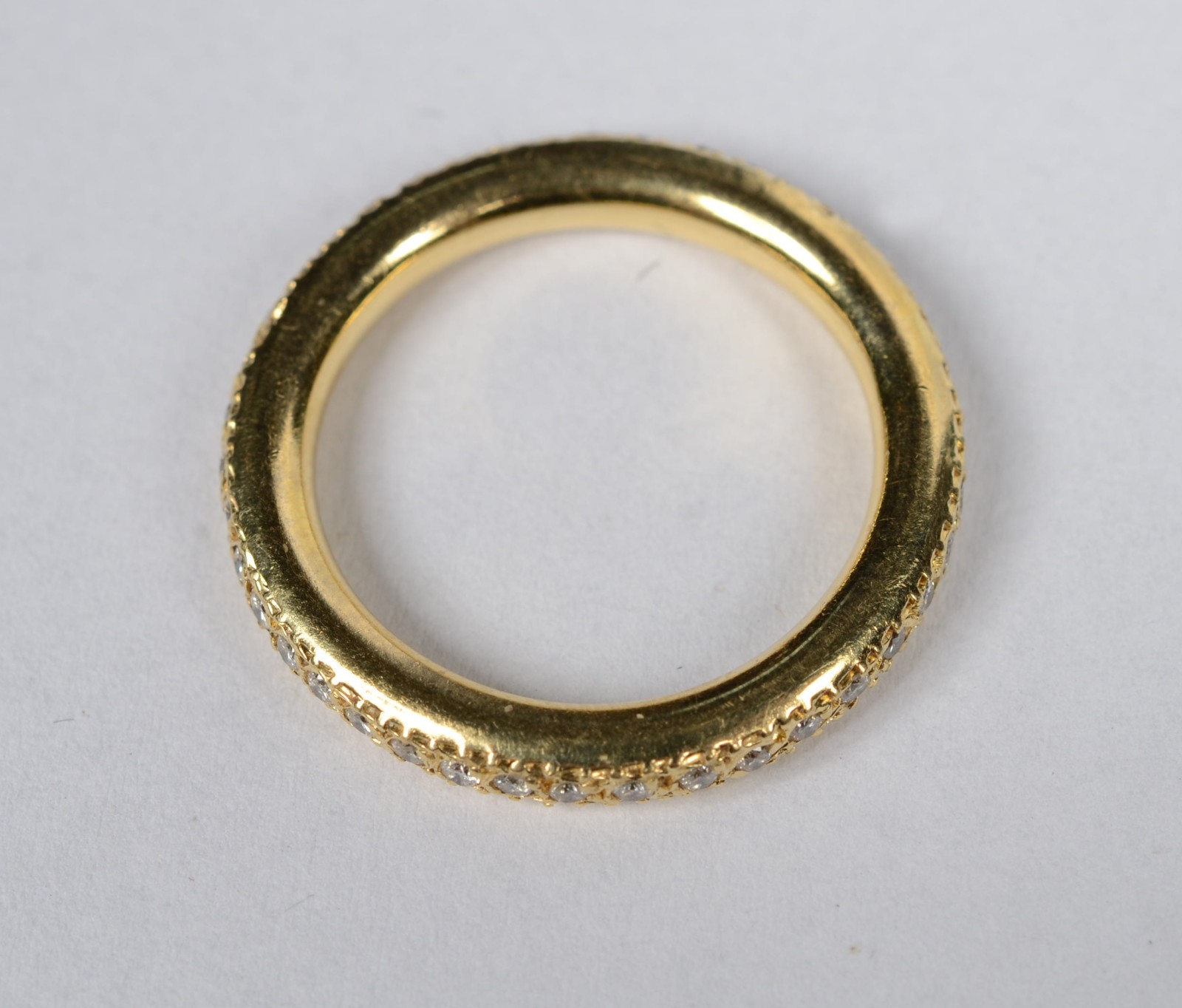 Aliança de ouro 18 k., contraste 750 cravejado com 40 diamantes, aro... - foto 2 de 6