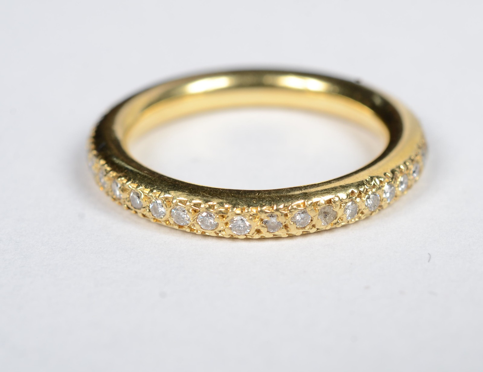 Aliança de ouro 18 k., contraste 750 cravejado com 40 diamantes, aro... - foto 3 de 6