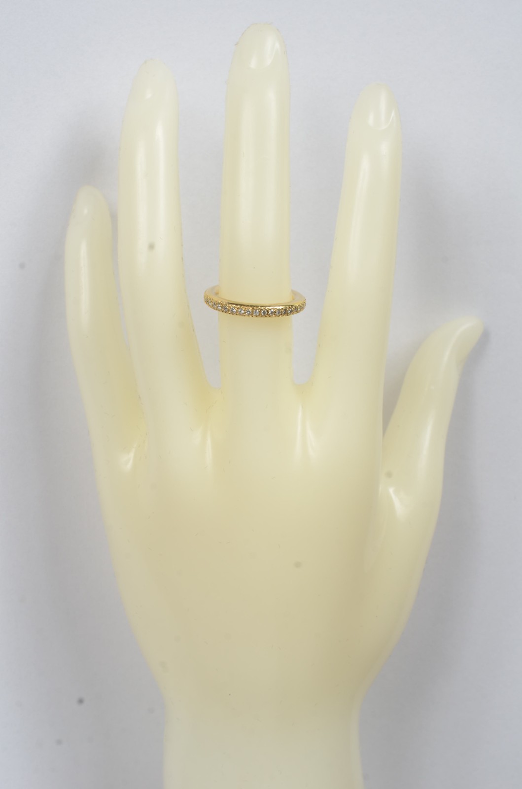 Aliança de ouro 18 k., contraste 750 cravejado com 40 diamantes, aro... - foto 5 de 6
