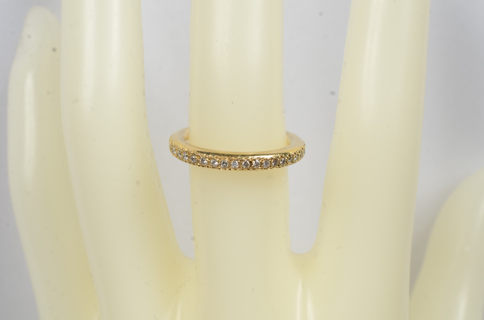 Aliança de ouro 18 k., contraste 750 cravejado com 40 diamantes, aro... - foto 6 de 6