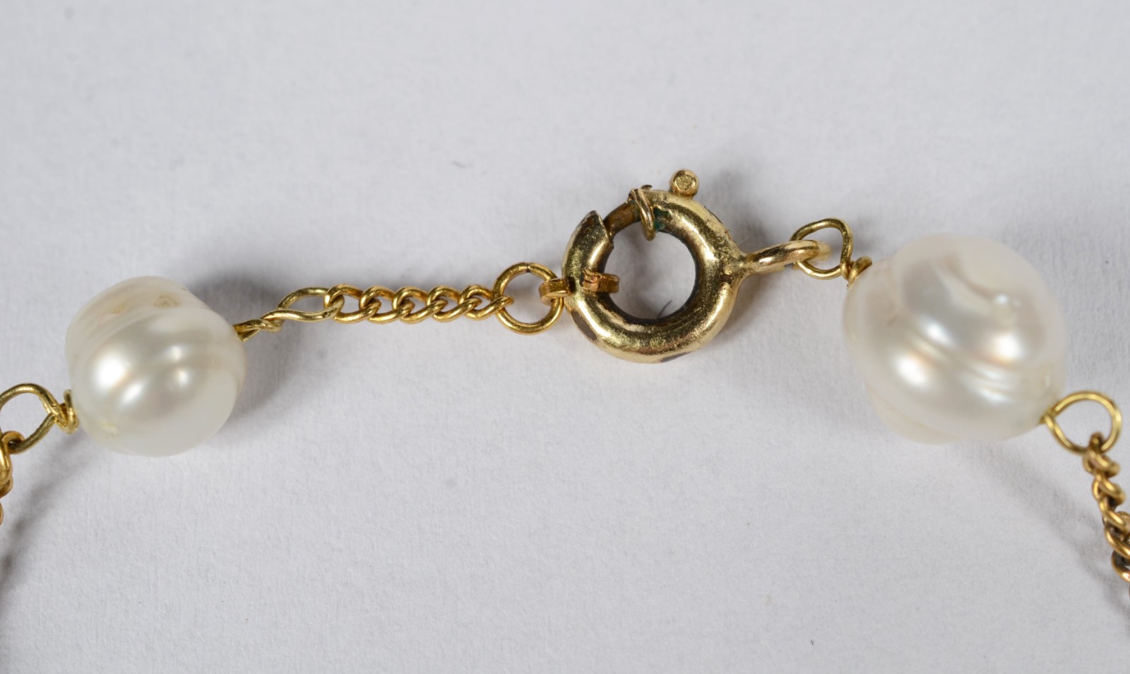 Pulseira de ouro 18 k. com 6 pérolas brancas intercaladas de... - foto 2 de 5
