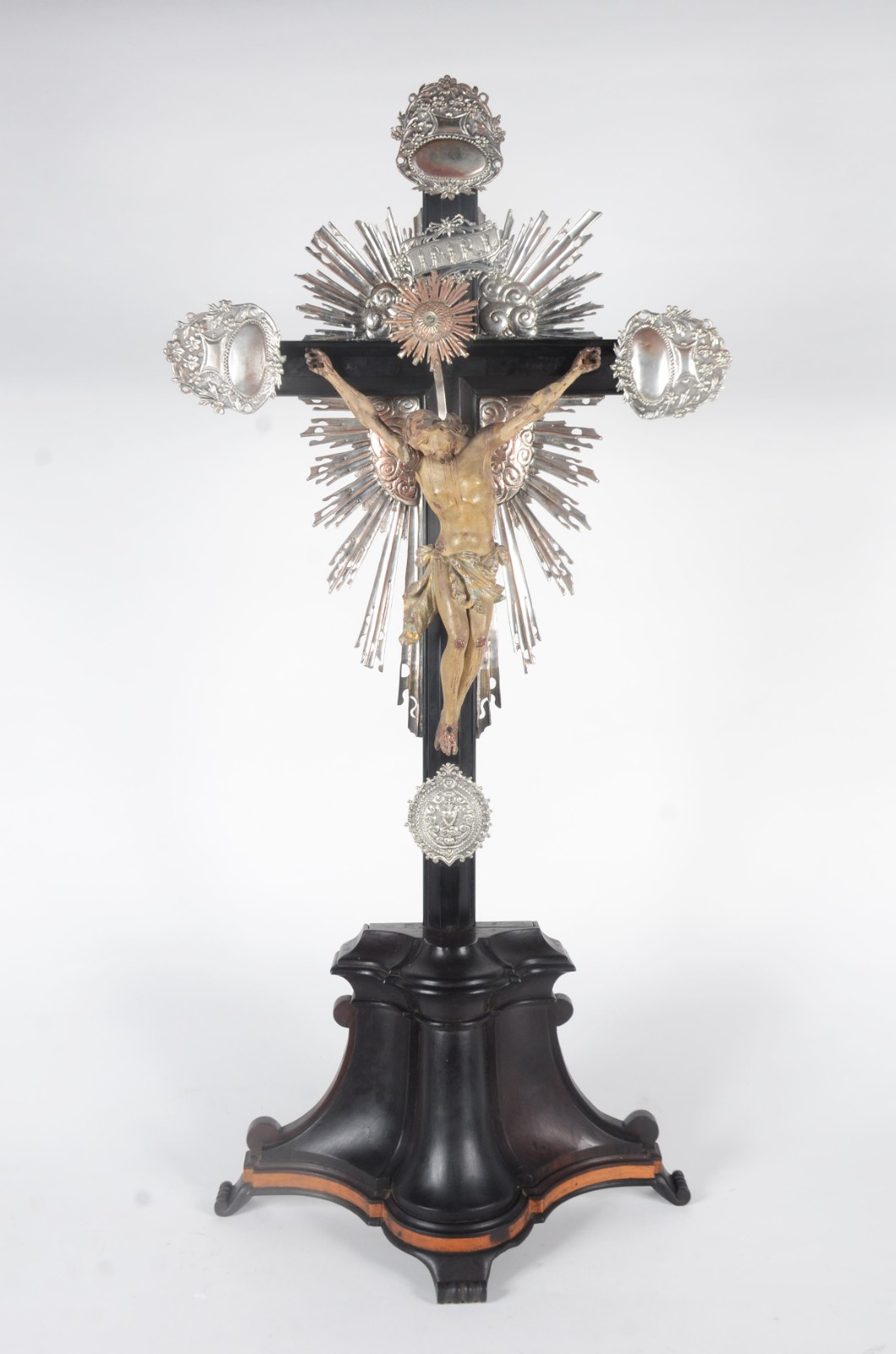Belíssimo crucifixo de madeira nobre com figura de Cristo ricamente... - foto 1 de 11