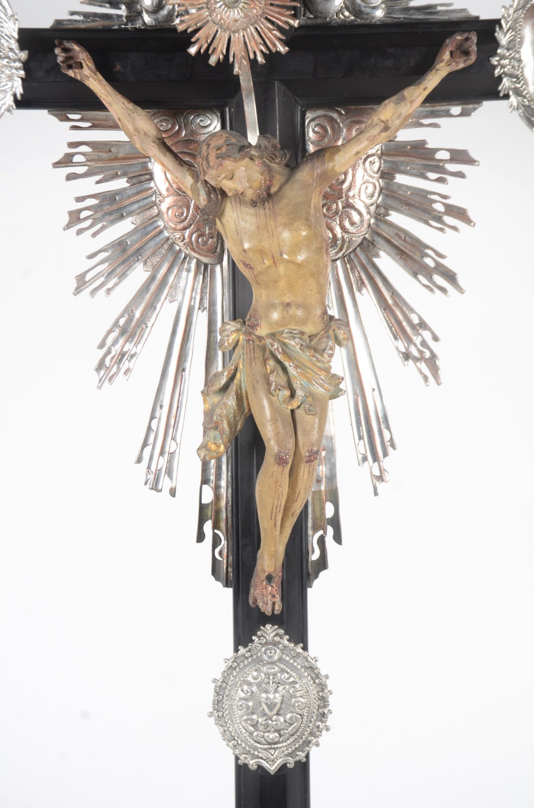 Belíssimo crucifixo de madeira nobre com figura de Cristo ricamente... - foto 2 de 11