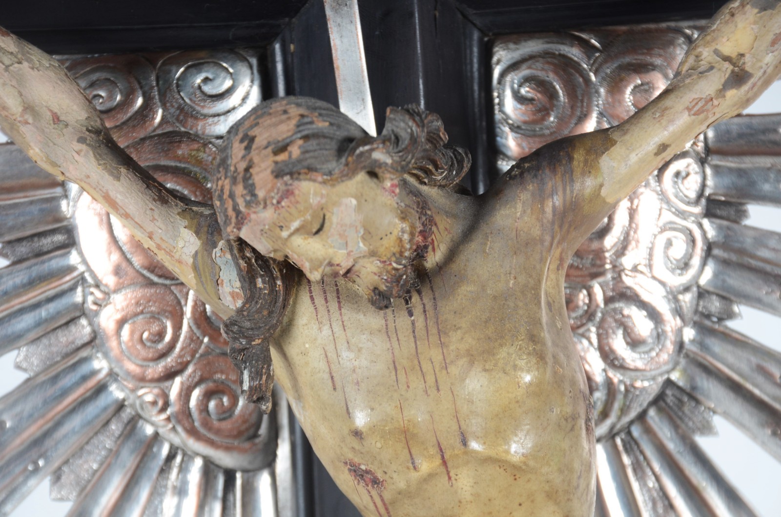 Belíssimo crucifixo de madeira nobre com figura de Cristo ricamente... - foto 3 de 11
