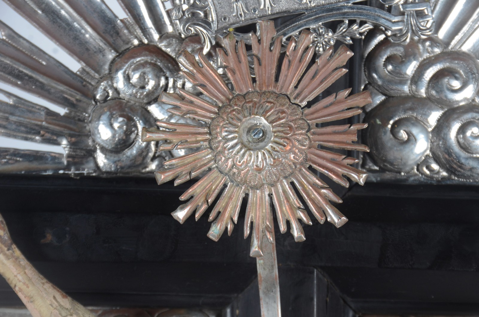 Belíssimo crucifixo de madeira nobre com figura de Cristo ricamente... - foto 4 de 11
