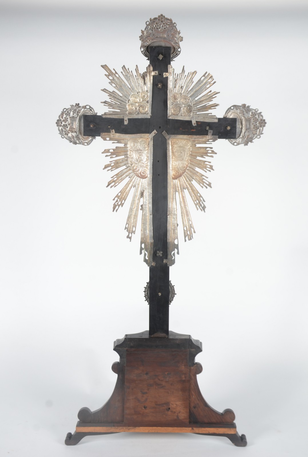 Belíssimo crucifixo de madeira nobre com figura de Cristo ricamente... - foto 9 de 11