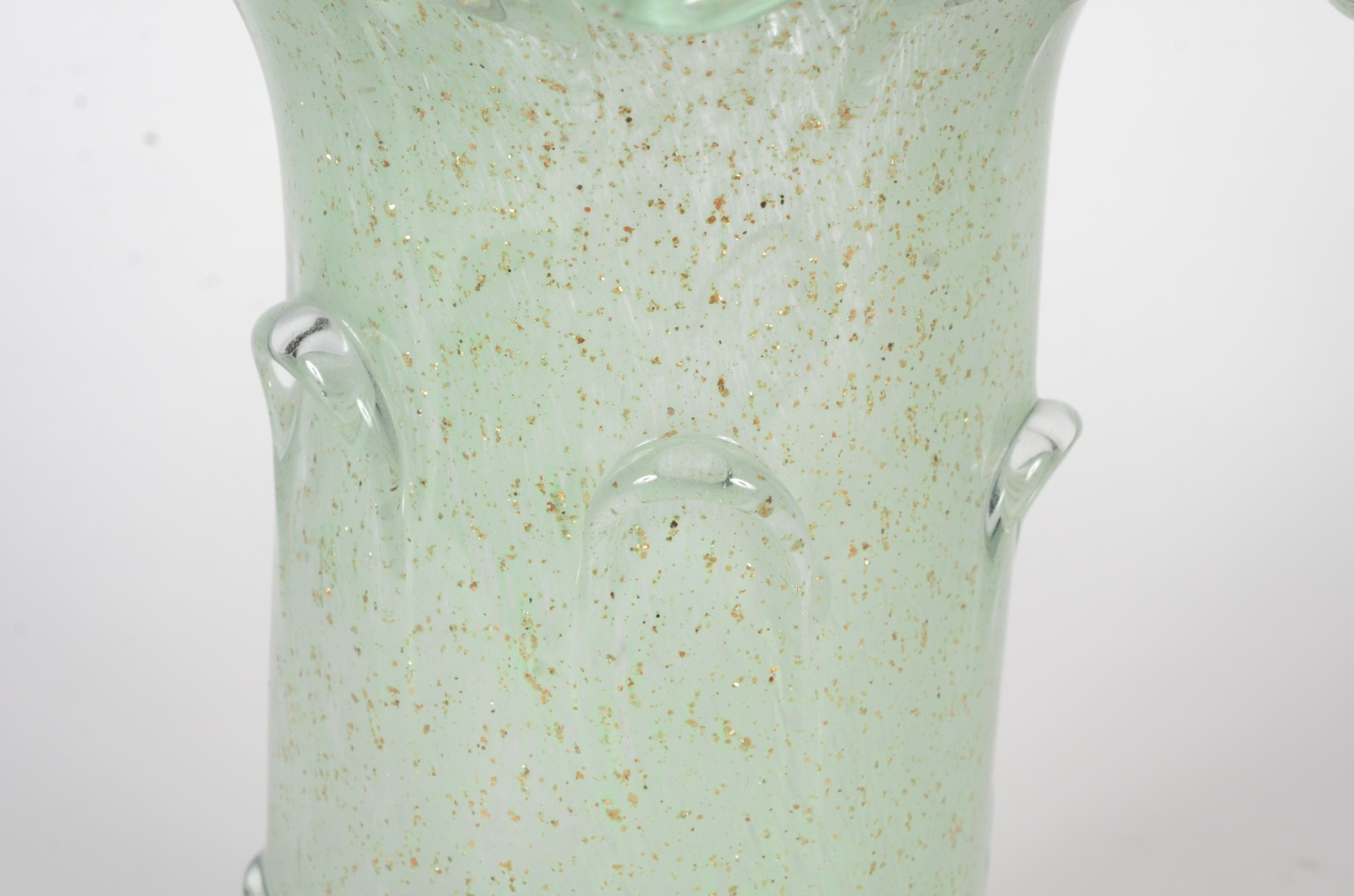 Vaso de vidro decorativo na cor verde com relevos, borda trabalhada... - foto 2 de 4