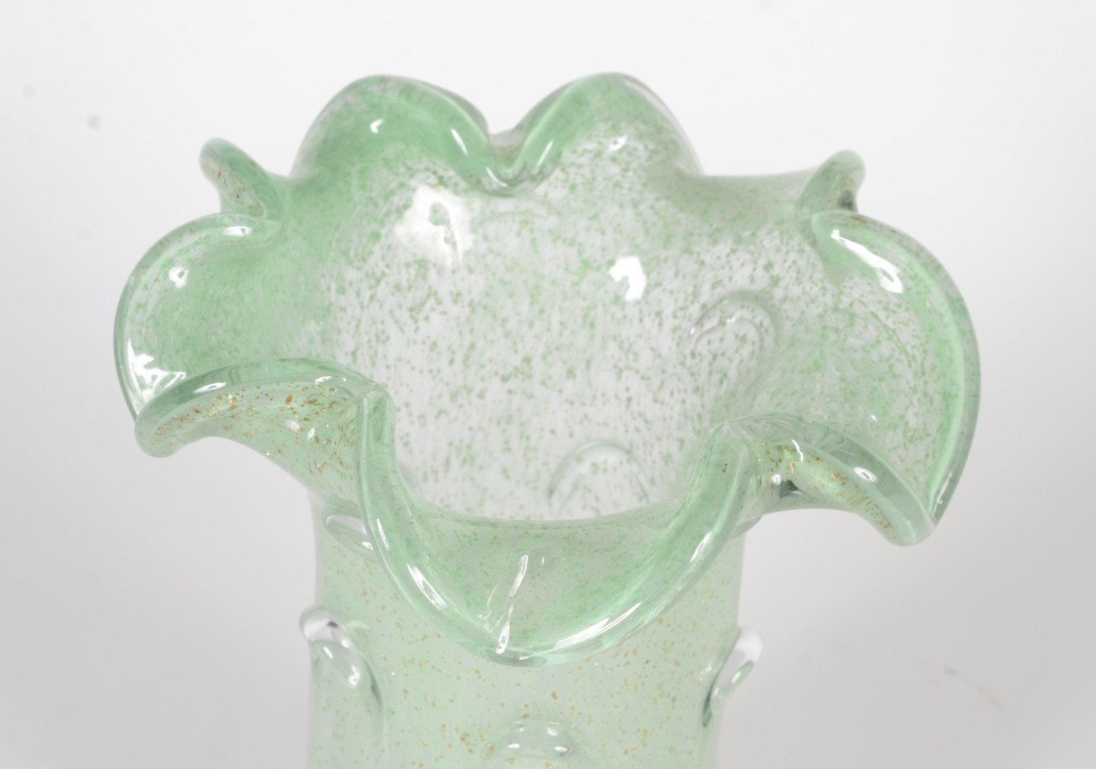 Vaso de vidro decorativo na cor verde com relevos, borda trabalhada... - foto 3 de 4
