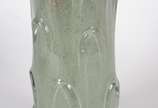 Vaso de vidro decorativo na cor esverdeada com ... - Vaso de vidro decorativo na cor esverdeada com pasta em relevo, borda trabalhada.
