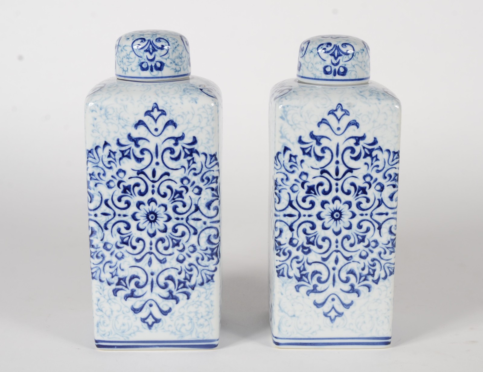 Par de potiches de porcelana chinesa decorados com guirlandas em azul... - foto 1 de 8