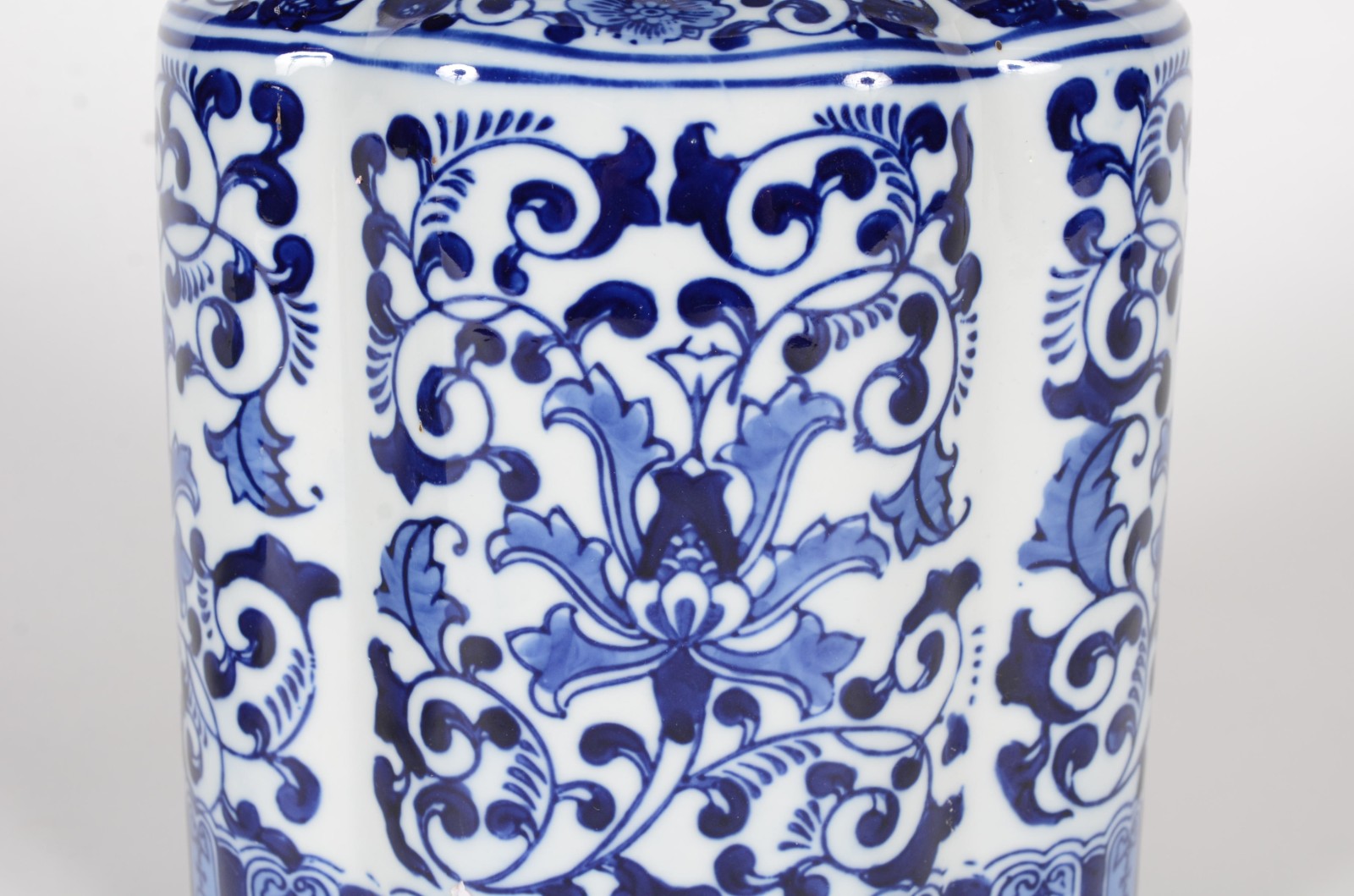 Potiche de porcelana chinesa decorado com guirlandas em azul e... - foto 2 de 8
