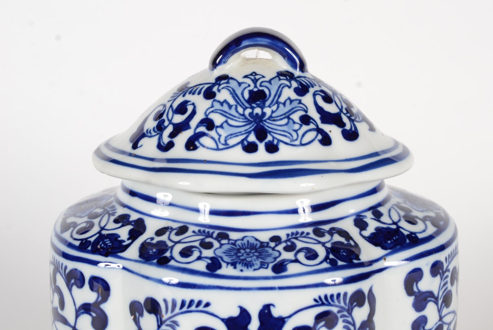 Potiche de porcelana chinesa decorado com guirlandas em azul e... - foto 4 de 8