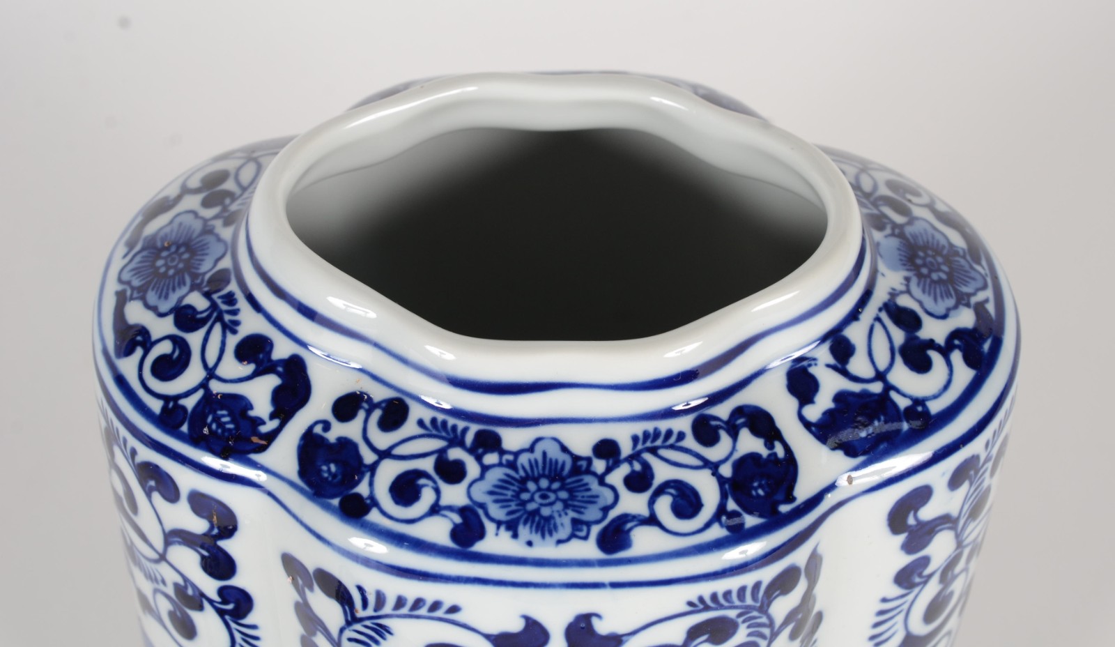 Potiche de porcelana chinesa decorado com guirlandas em azul e... - foto 6 de 8