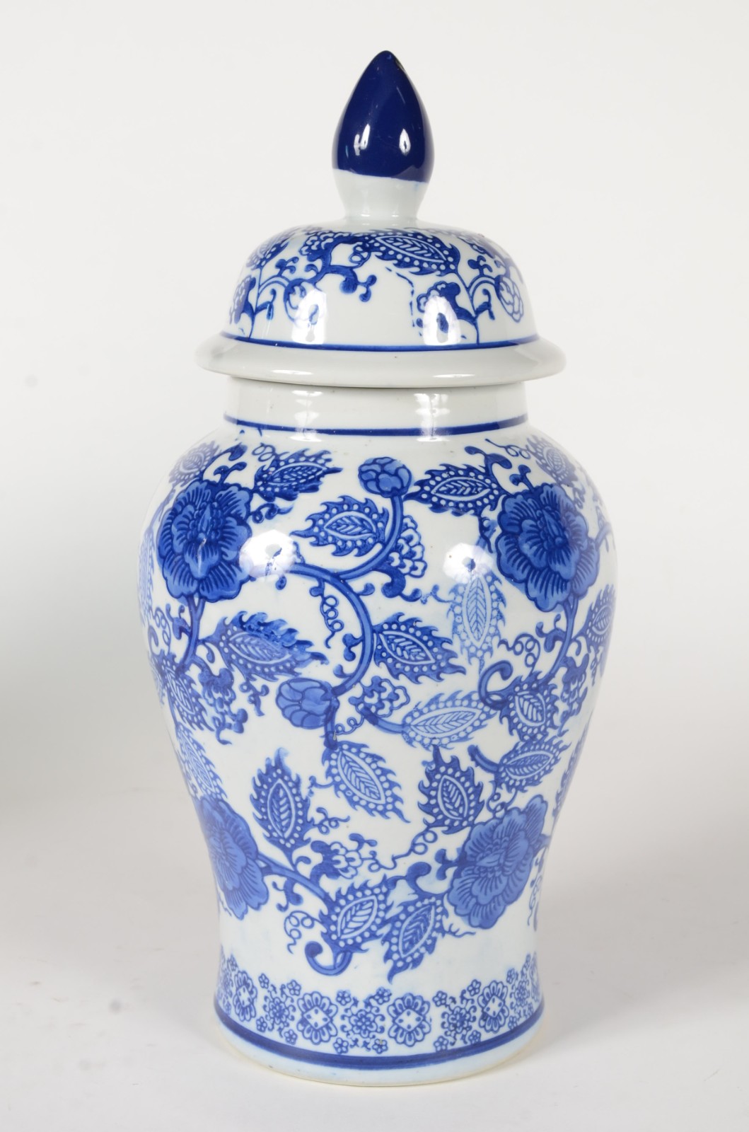 Potiche de porcelana decoração floral em azul e branco. - foto 1 de 8