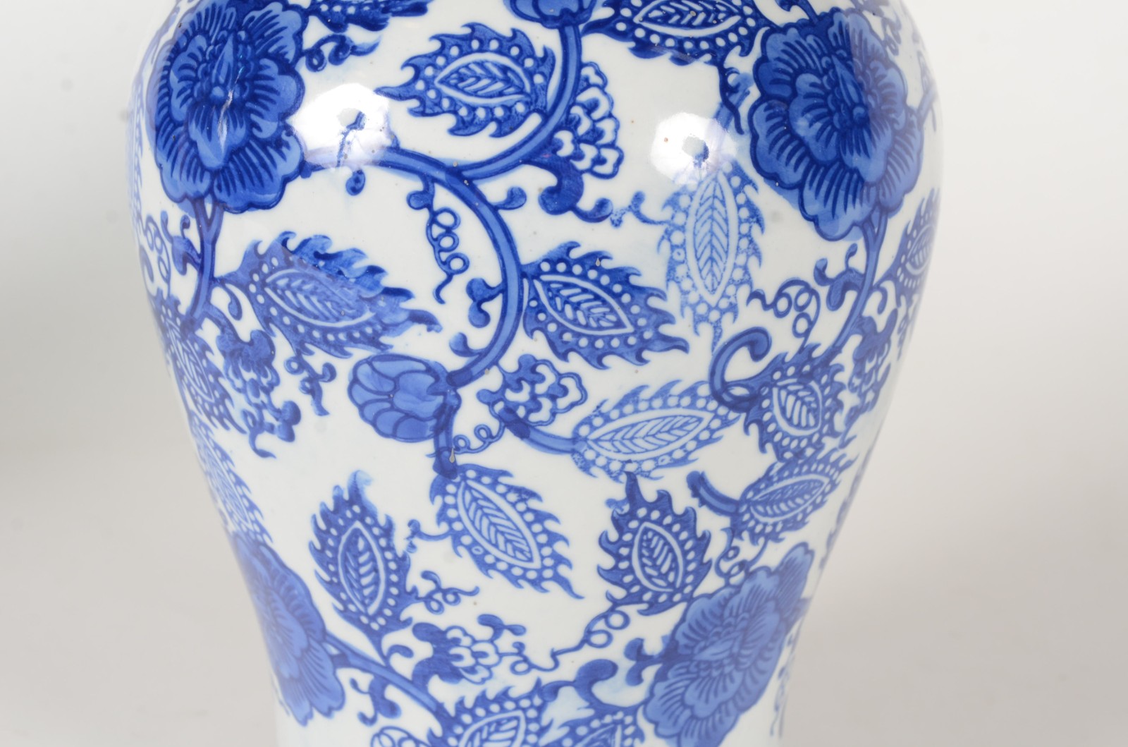 Potiche de porcelana decoração floral em azul e branco. - foto 2 de 8