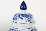 Potiche de porcelana decoração floral em azul e... - Potiche de porcelana decoração floral em azul e branco.