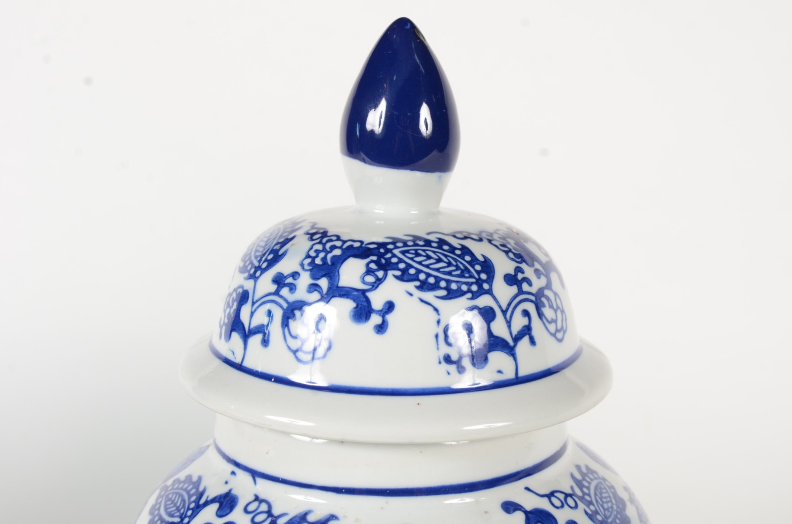 Potiche de porcelana decoração floral em azul e branco. - foto 3 de 8