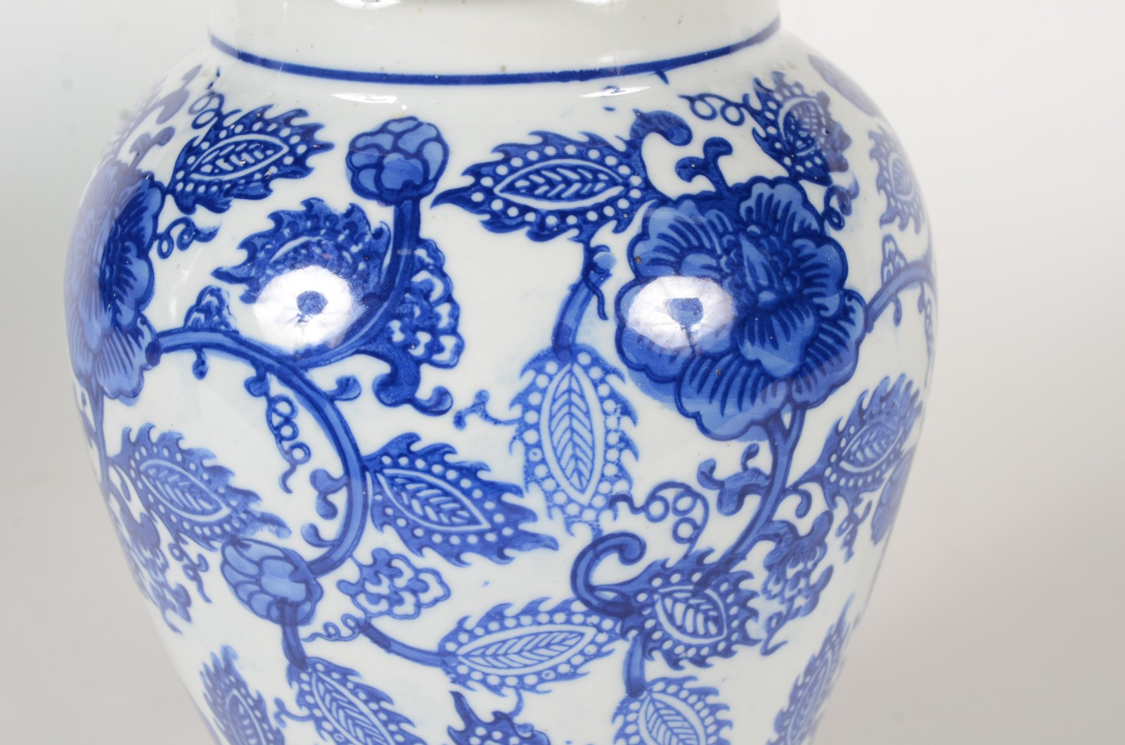 Potiche de porcelana decoração floral em azul e branco. - foto 4 de 8