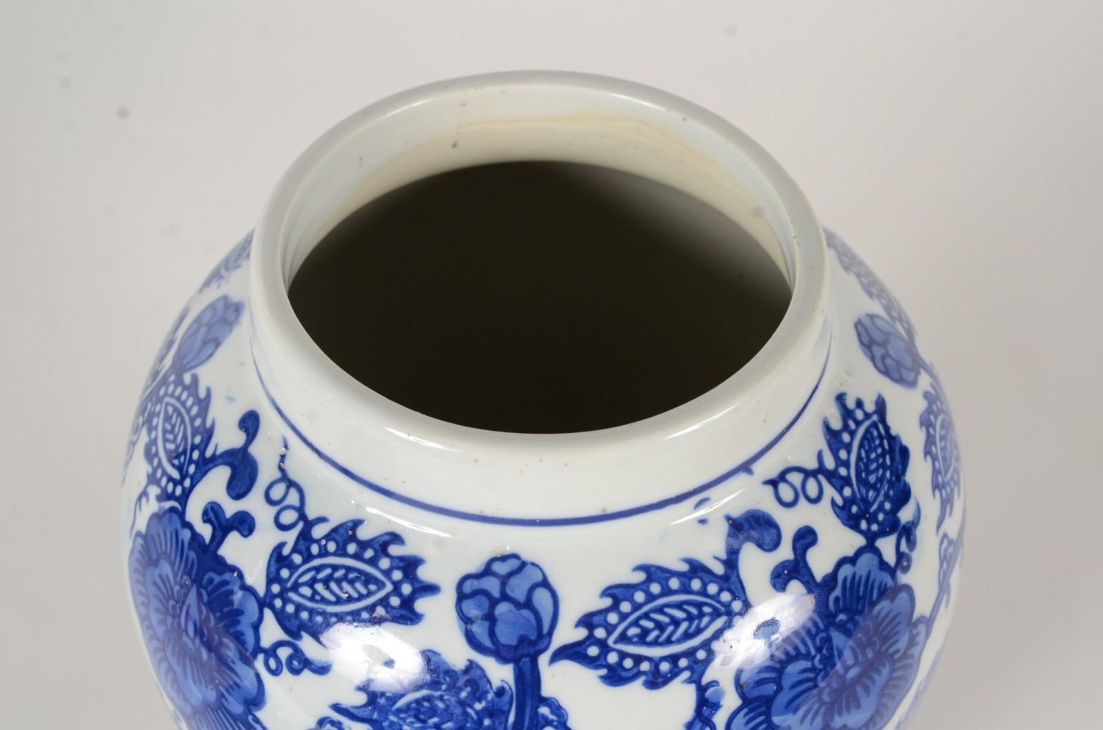 Potiche de porcelana decoração floral em azul e branco. - foto 5 de 8