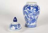 Potiche de porcelana decoração floral em azul e... - Potiche de porcelana decoração floral em azul e branco.
