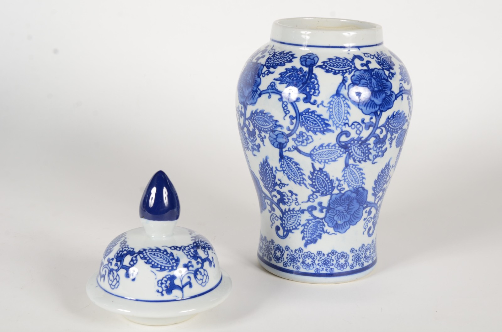 Potiche de porcelana decoração floral em azul e branco. - foto 6 de 8