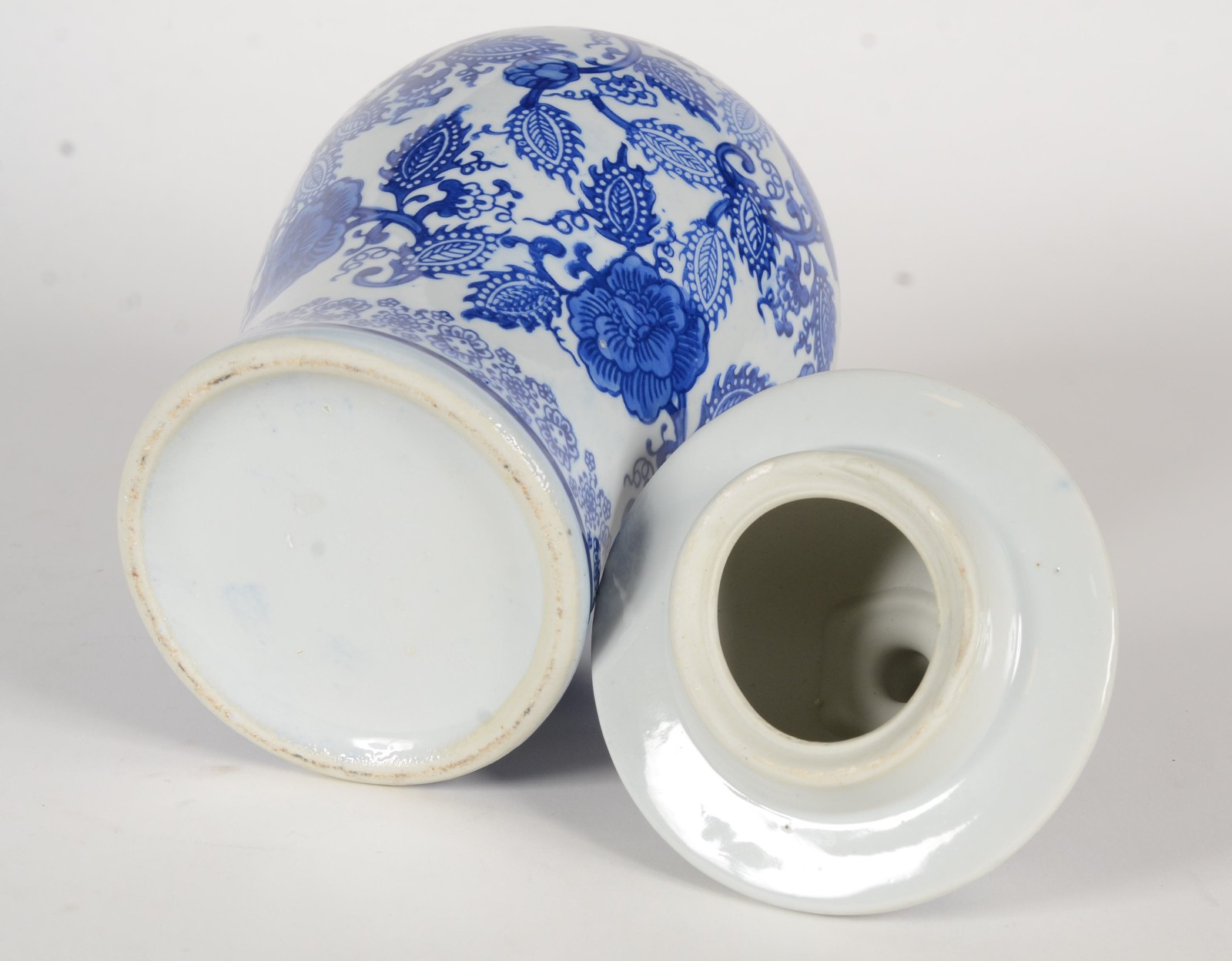 Potiche de porcelana decoração floral em azul e branco. - foto 7 de 8