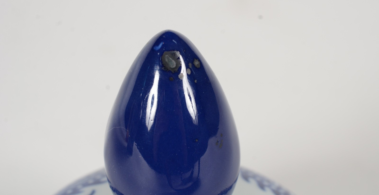 Potiche de porcelana decoração floral em azul e branco. - foto 8 de 8