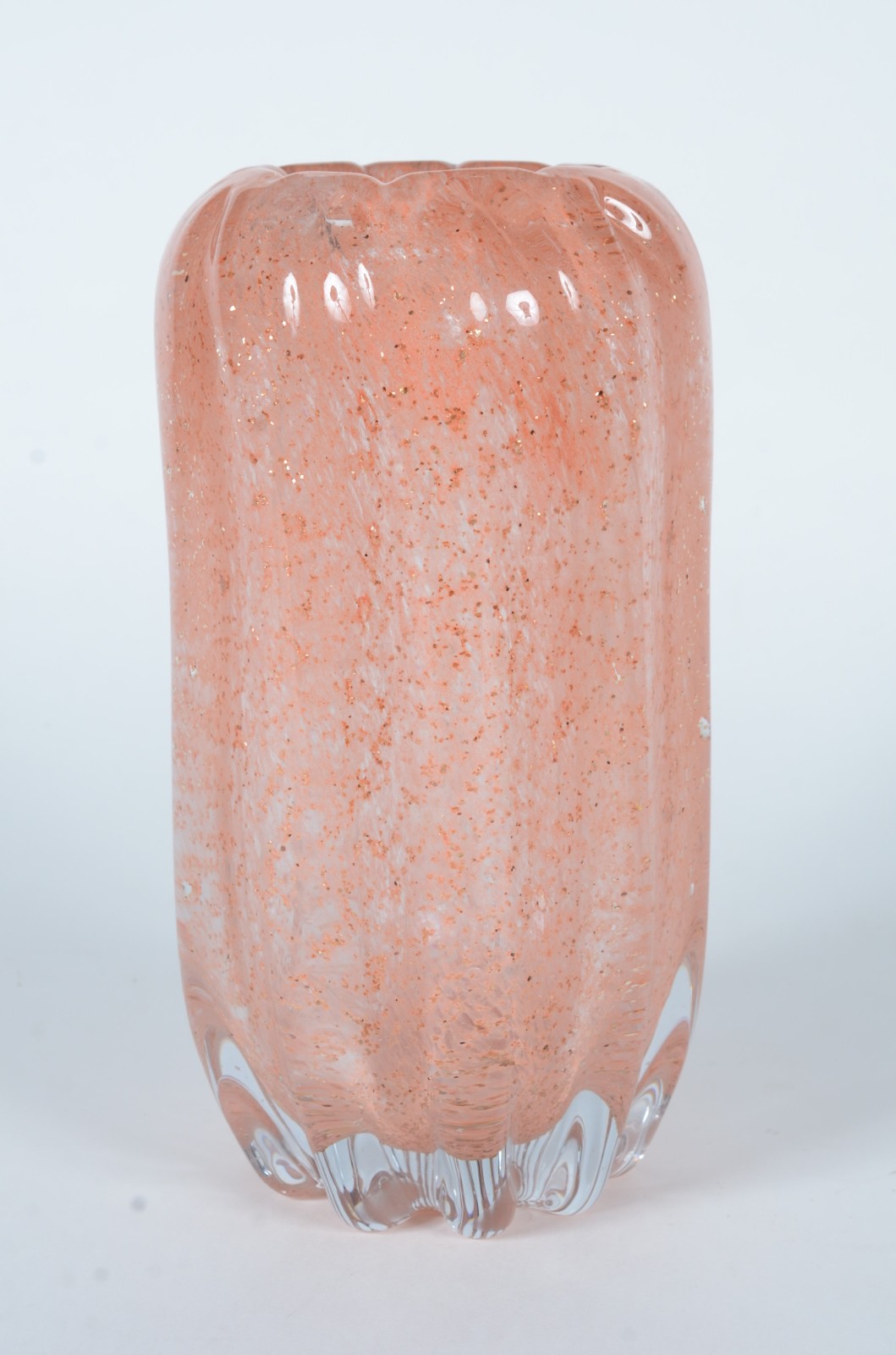 Vaso de vidro decorativo na cor rosa, trabalhado em gomos. - foto 1 de 5