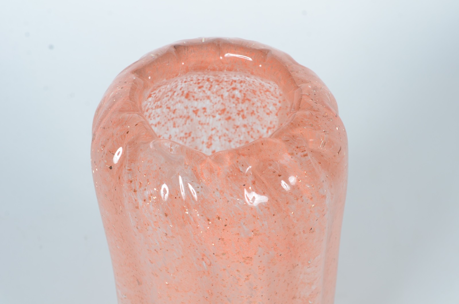 Vaso de vidro decorativo na cor rosa, trabalhado em gomos. - foto 2 de 5