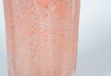 Vaso de vidro decorativo na cor rosa, trabalhad... - Vaso de vidro decorativo na cor rosa, trabalhado em gomos.