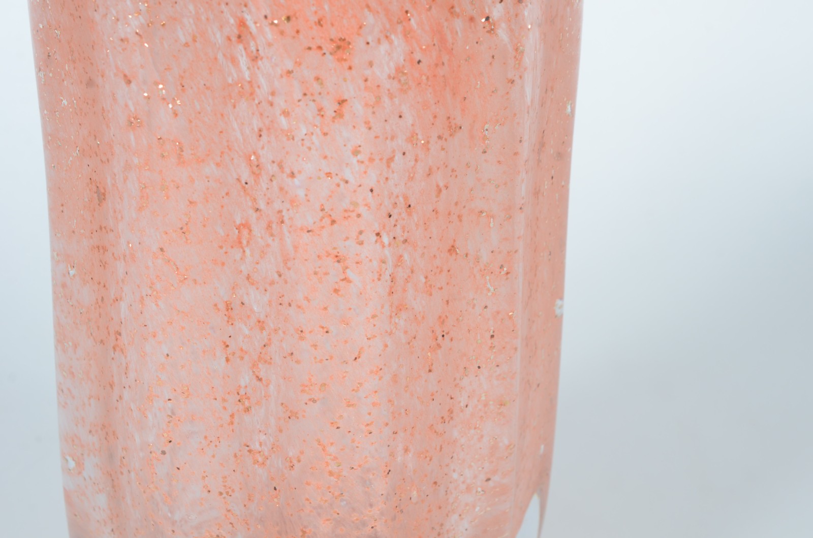 Vaso de vidro decorativo na cor rosa, trabalhado em gomos. - foto 3 de 5