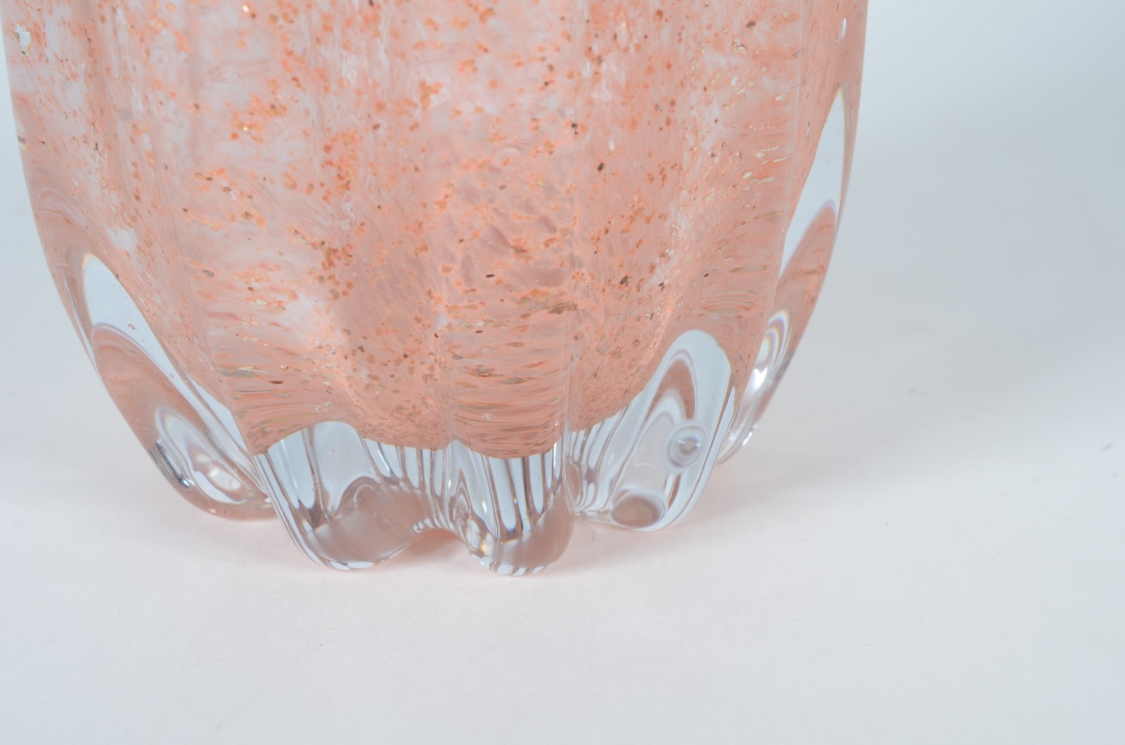 Vaso de vidro decorativo na cor rosa, trabalhado em gomos. - foto 4 de 5