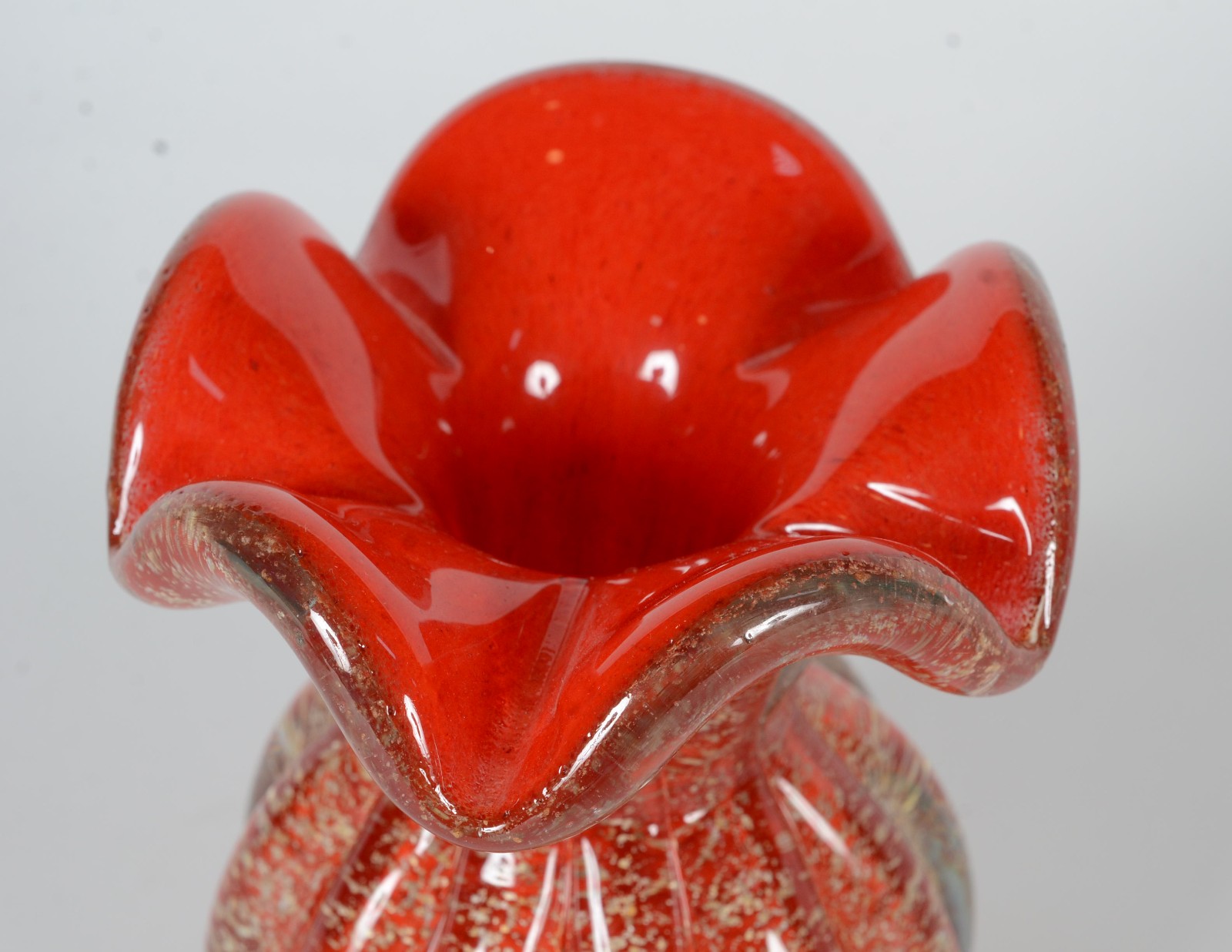 Vaso de vidro decorativo na cor vermelha, feitio gomado com pó de... - foto 2 de 4