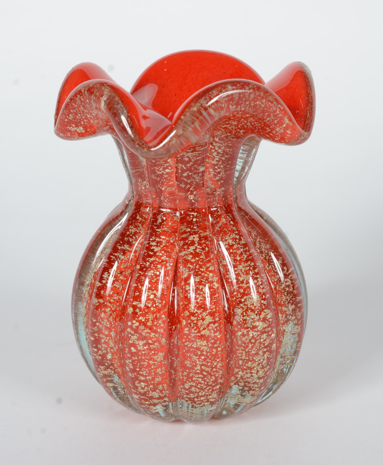 Vaso de vidro decorativo na cor vermelha, feitio gomado com pó de... - foto 1 de 4