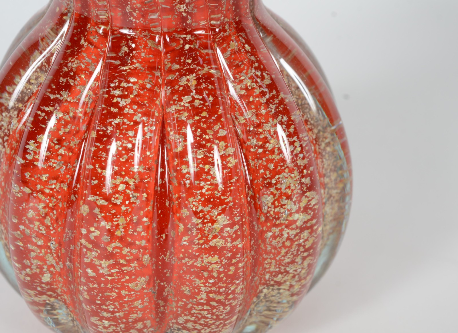 Vaso de vidro decorativo na cor vermelha, feitio gomado com pó de... - foto 3 de 4