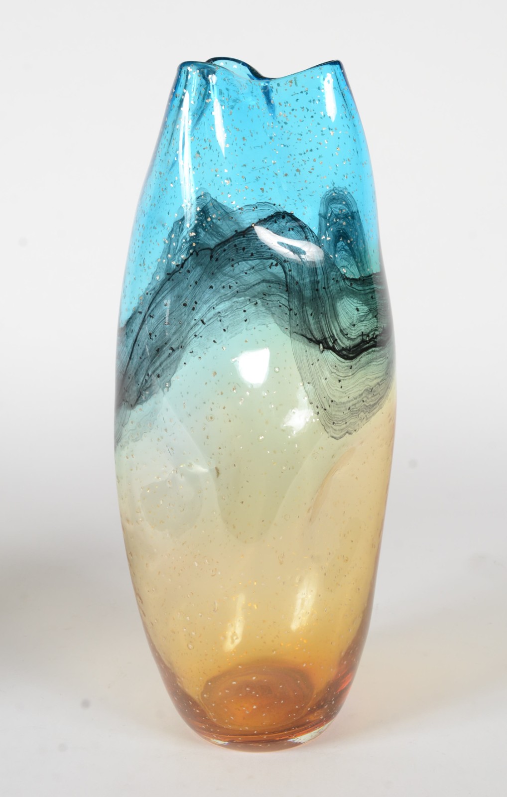 Vaso de vidro decorativo na cor azul e âmbar degrade. - foto 1 de 7