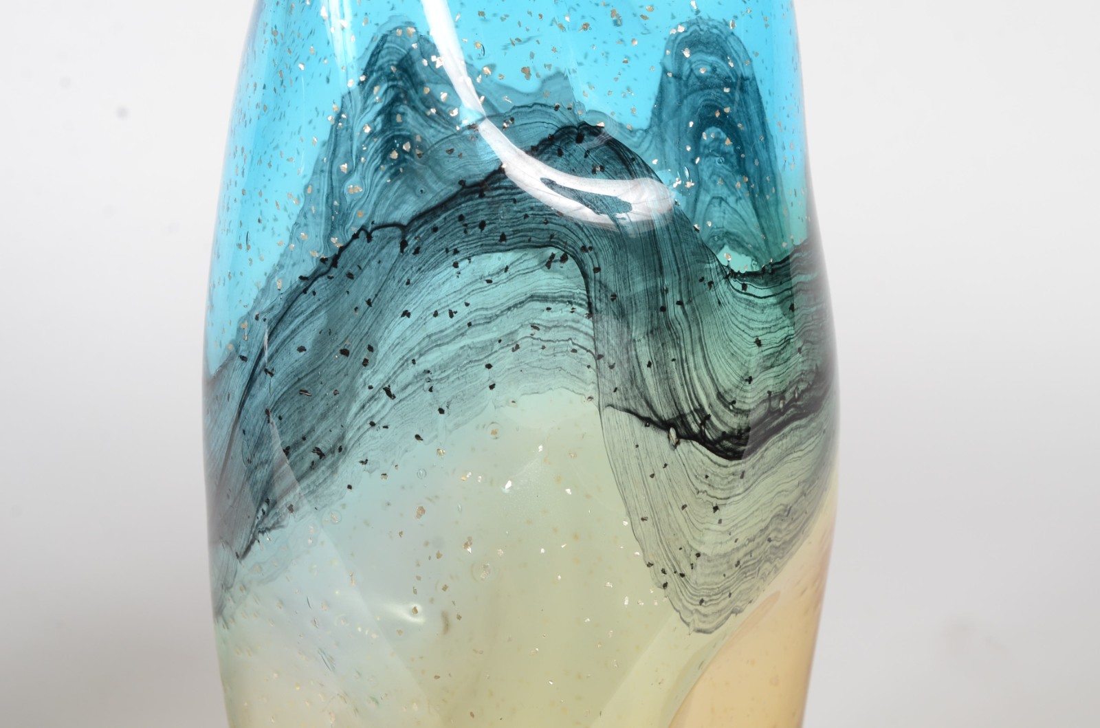 Vaso de vidro decorativo na cor azul e âmbar degrade. - foto 4 de 7