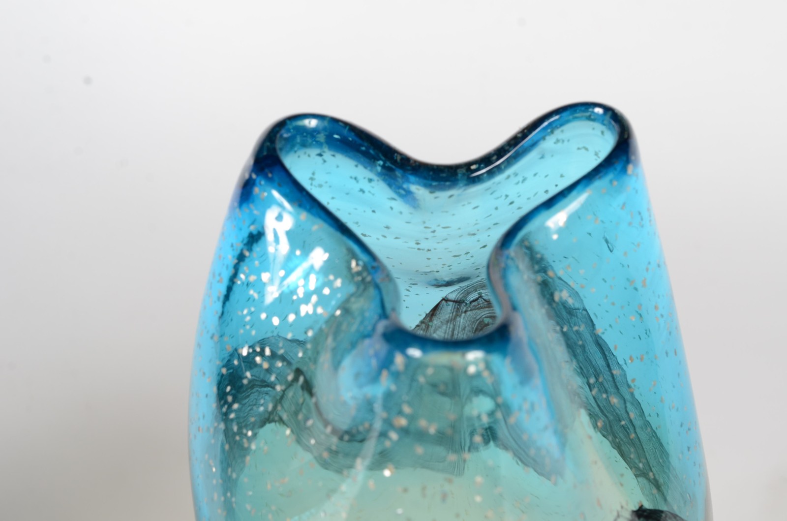 Vaso de vidro decorativo na cor azul e âmbar degrade. - foto 5 de 7