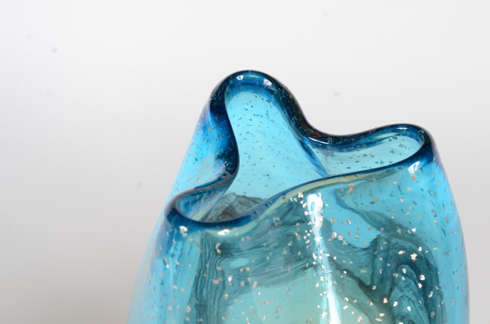 Vaso de vidro decorativo na cor azul e âmbar degrade. - foto 6 de 7