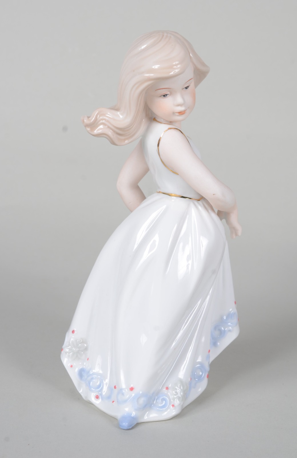 Escultura de porcelana policromada representando menina segurando... - foto 2 de 8