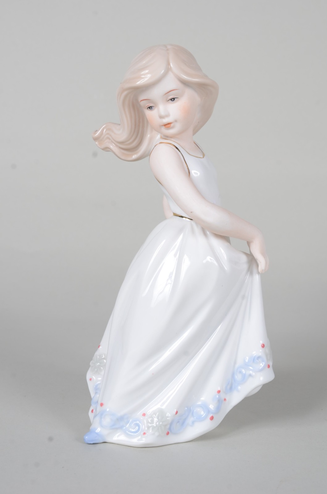 Escultura de porcelana policromada representando menina segurando... - foto 3 de 8